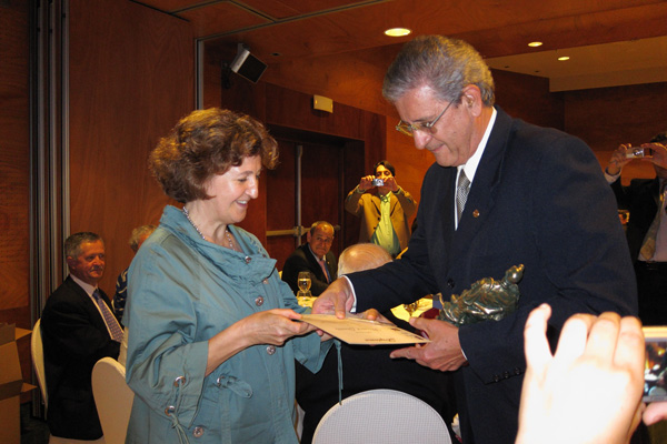 M� Luisa Lopez Llano entrega el trofeo de Grucomi en la Filatem 2010