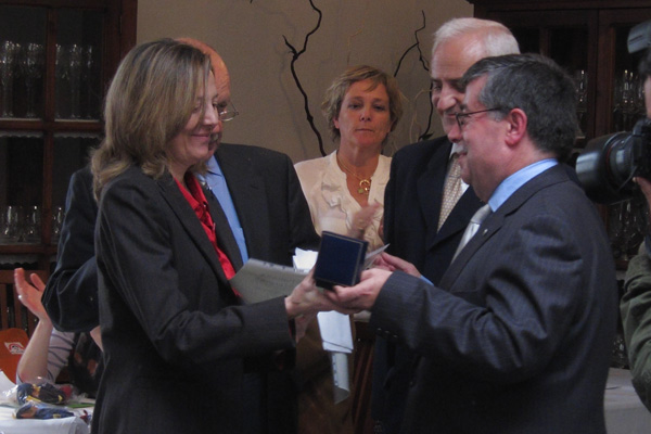 Carmen Cabo recoge medalla de la Fasfil para Juan Cabo