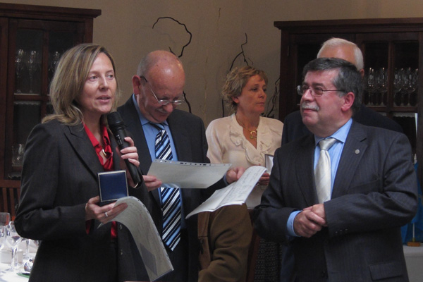 Carmen Cabo agradece la medalla otorgada a su padre
