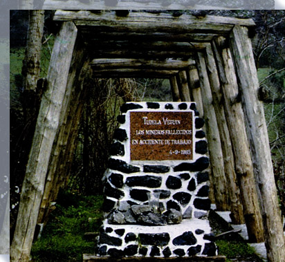 Monumento a los mineros fallecidos en 1985 en la Mina Confiada 3� o El Cestu