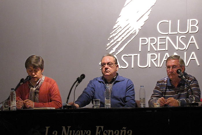 Presentaci�n del libro biogr�fico sobre El General Miaja de Juan Jos� Men�ndez Garc�a. En la mesa: Ismael Gonz�lez Arias y Francisco Trinidad Solano con el autor