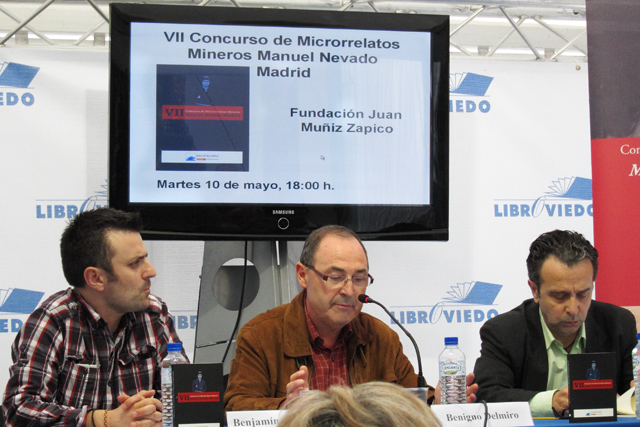 Benjam�n Gutierrez de la Fundaci�n Juan Mu�iz Zapico, Benigno Delmiro Coto, presidente del Jurado y Chemi de Libroviedo en la presentaci�n en Libroviedo 2011 de los escritos ganadores del VII Concurso de microrrelatos mineros "Manuel Nevado Madrid"