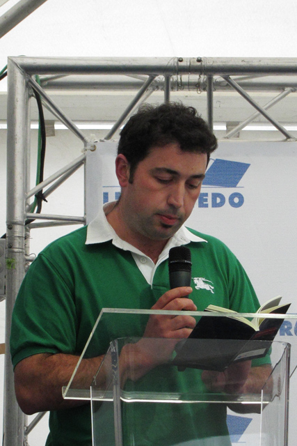 Nuestro socio Roberto Fern�ndez Osorio leyendo el relato por el cual recibe una Menci�n en el Concurso